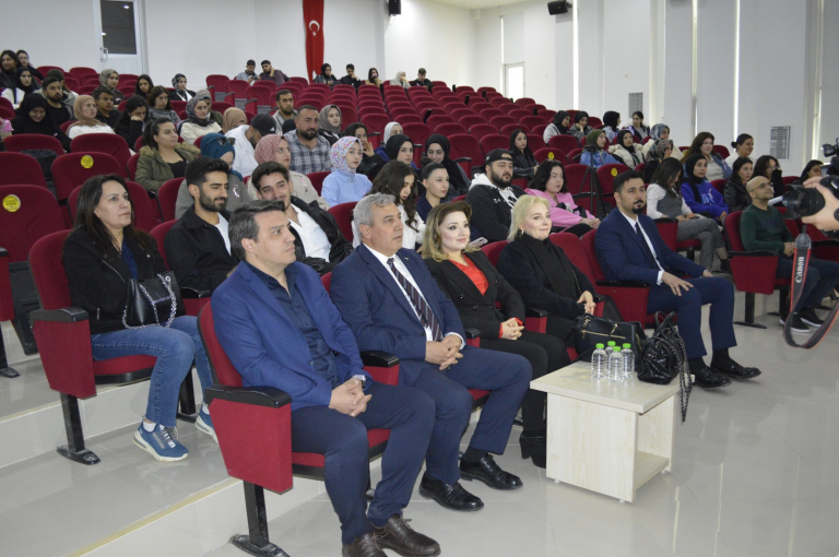 iletisim-fakultesinden-pembe-bir-dokunus-guclu-bir-hayat-etkinligi