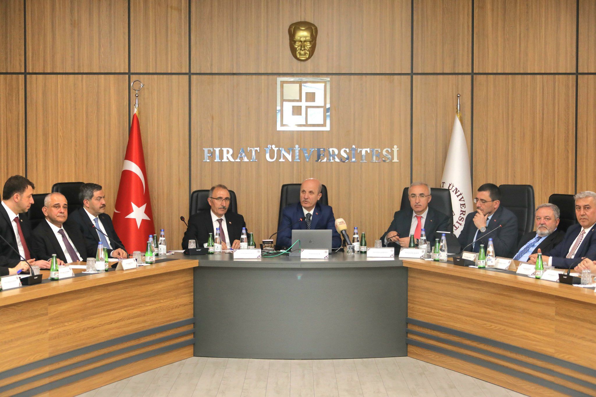 yok-baskani-prof-dr-erol-ozvar-akademisyen-ve-ogrencilerle-bir-araya-geldi