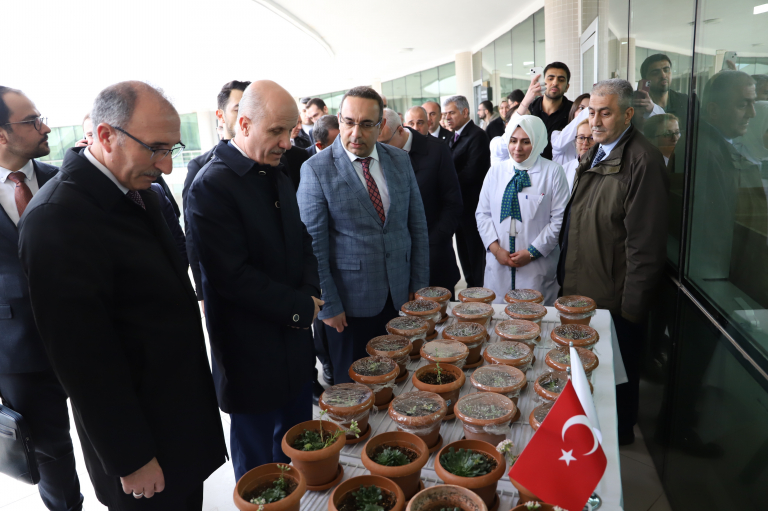 yok-baskani-prof-dr-ozvara-universitemizdeki-endemik-bitki-uretimi-tanitildi