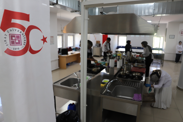 gelenekten-gelecege-tatlar-universiteler-arasi-yemek-yarismasi-duzenlendi