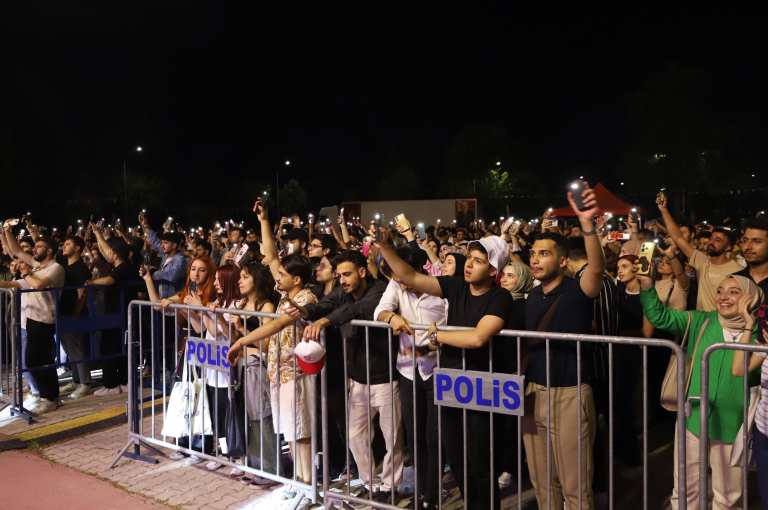 universitemizin-50-yil-festivali-rock-konseriyle-devam-etti