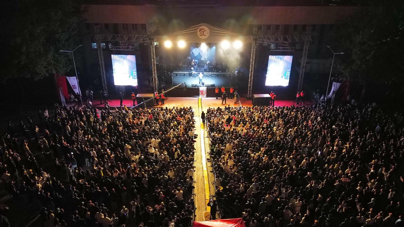 universitemizde-50-yil-festivalinde-emre-altug-ruzgari-esti