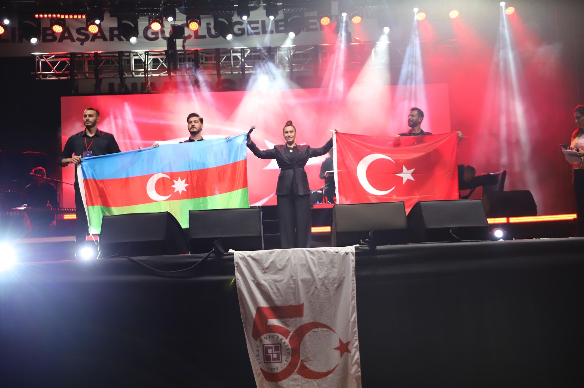 universitemiz-50-yil-festivali-azerinin-unutulmaz-konseriyle-sona-erdi